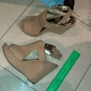 SEXXXY SUEDE 5" PEEP TOE PLATFORM WEDGE HIGH HEELS size 8 BY CARLOS SANTANA